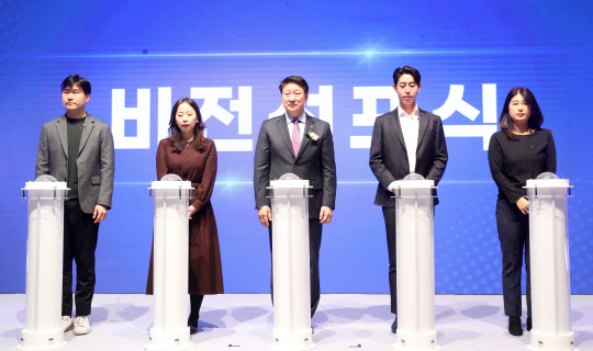 오화경(가운데) 저축은행중앙회장과 각 저축은행 직원이 저축은행 비전선포식을 하고 있다. 저축은행중앙회 제공